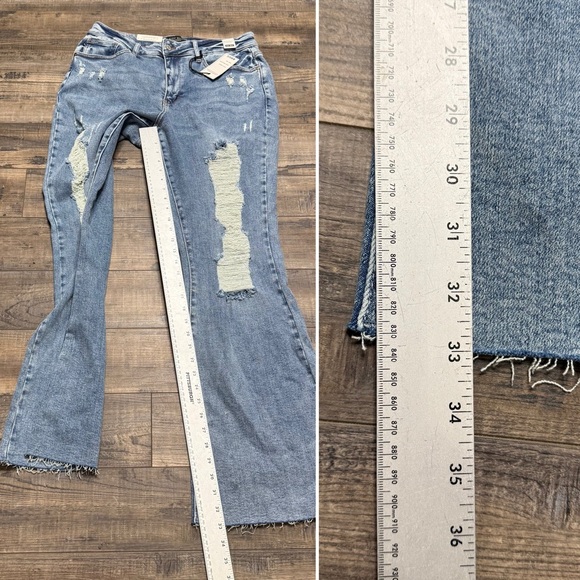 Judy Blue High Waist Flare Fit Denim Blue Distressed
Jeans Women's Size 16W - Picture 12 of 12